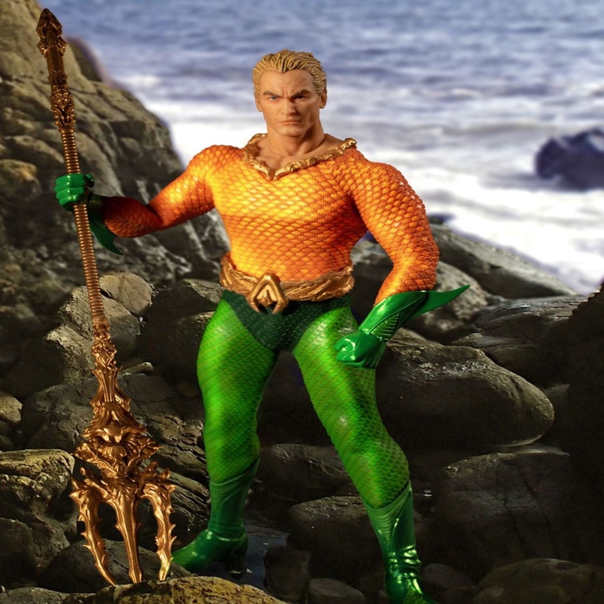 Mezco Toyz ONE:12 Collective: Classic Aquaman Action Figure